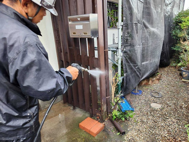 甲府市　外壁塗装工事　軒天材張り替え　雨樋部分交換